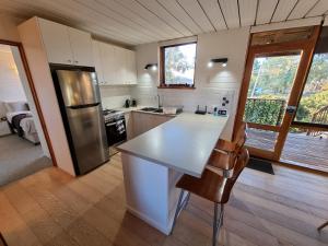 The Hideaway - Lake Views I Ski & Bike Storage I Central Jindabyne I Free WiFi I BBQ I Parking