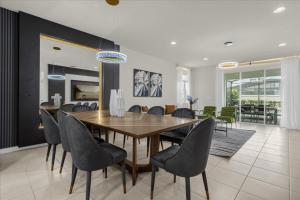 7 Bedrooms 55 Bathrooms Windsor Westside2476