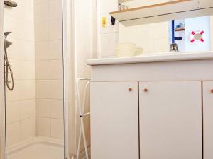 Studio cabine 4 pers, climatisé, parking, plage à pied - Le Lavandou - FR-1-251-509