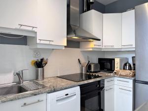 Appartements Appartement climatise 3 pieces, 6 couchages - Face a la plage - Le Lavandou - FR-1-251-510 : photos des chambres