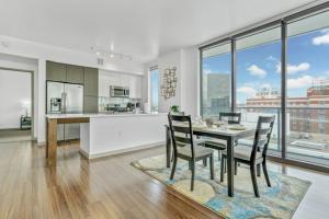 Modern Luxury 2 Bed with Panoramic City Views in Downtown LA