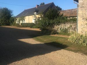 B&B / Chambres d'hotes Charmant logement avec piscine et table d'hotes, proche de Solesmes et de l'abbaye. - FR-1-410-407 : photos des chambres