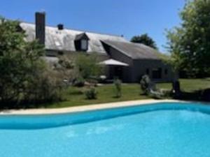 B&B / Chambres d'hotes Charmant logement avec piscine et table d'hotes, proche de Solesmes et de l'abbaye. - FR-1-410-407 : photos des chambres