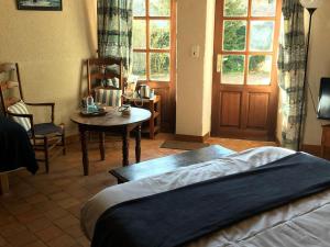 B&B / Chambres d'hotes Charmantes chambres d'hotes avec piscine et coin cuisine pres de l'abbaye de Solesmes - FR-1-410-404 : photos des chambres