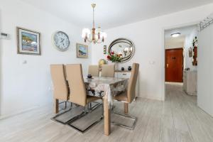 Two bedroom apartment beside marina