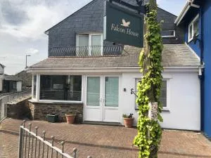 Falcon House - 博斯卡斯尔