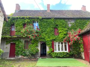 Maisons de vacances CHARMANTE MAISON DE CAMPAGNE DU 17eme siecle a Lilette avec Jacuzzi : photos des chambres