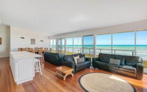 124 Surfers Pde - BYO Linen Beachfront