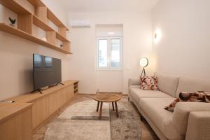 The Downtown Oasis [4 To Panormou Metro Station]