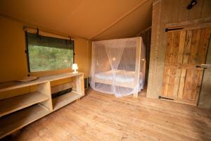 Tentes de luxe Lodge Holidays - Les 3 Cantons : photos des chambres