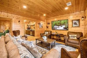 Panorama Mountain View Cabin, Less than 10 miles from Gatlinburg and Dollywood, Dog Friendly, 6 Bedrooms Sleeps 17, Fire Pit, HotTub, Washer Dryer, Fully loaded Kitchen, GameRoom with a TV, Pool Table, Arcade, Air Hockey, and Foosball