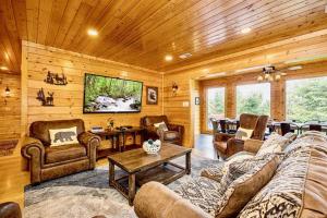 Panorama Mountain View Cabin, Less than 10 miles from Gatlinburg and Dollywood, Dog Friendly, 6 Bedrooms Sleeps 17, Fire Pit, HotTub, Washer Dryer, Fully loaded Kitchen, GameRoom with a TV, Pool Table, Arcade, Air Hockey, and Foosball