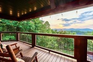 Panorama Mountain View Cabin, Less than 10 miles from Gatlinburg and Dollywood, Dog Friendly, 6 Bedrooms Sleeps 17, Fire Pit, HotTub, Washer Dryer, Fully loaded Kitchen, GameRoom with a TV, Pool Table, Arcade, Air Hockey, and Foosball