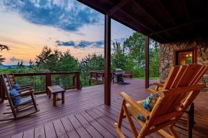 Panorama Mountain View Cabin, Less than 10 miles from Gatlinburg and Dollywood, Dog Friendly, 6 Bedrooms Sleeps 17, Fire Pit, HotTub, Washer Dryer, Fully loaded Kitchen, GameRoom with a TV, Pool Table, Arcade, Air Hockey, and Foosball
