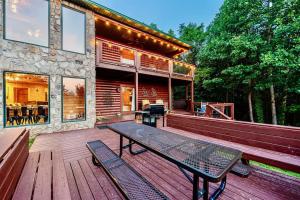 Panorama Mountain View Cabin, Less than 10 miles from Gatlinburg and Dollywood, Dog Friendly, 6 Bedrooms Sleeps 17, Fire Pit, HotTub, Washer Dryer, Fully loaded Kitchen, GameRoom with a TV, Pool Table, Arcade, Air Hockey, and Foosball
