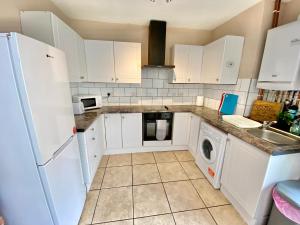 EasyRest House 1 Grantham - 6 Beds & Free Parking - Spacious & Comfy - Access to A1, Town Centre & Shops