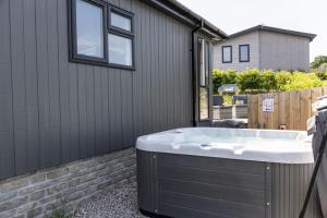 Rose Lodge, 21 Roadford Lake Lodges - Hot Tub, Free Parking and WiFi, Short Walk to Lake
