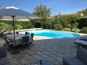 Villas Maison ancienne avec piscine au milieu des vignes : photos des chambres