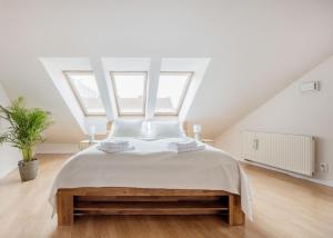 Bright and Spacious Penthouse w Terrace & Parking