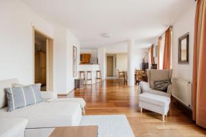 Bright and Spacious Penthouse w Terrace & Parking