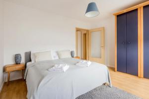 Bright and Spacious Penthouse w Terrace & Parking