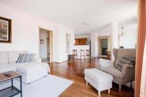 Bright and Spacious Penthouse w Terrace & Parking