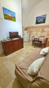 De Cristoforis 57, Traditional white stone house