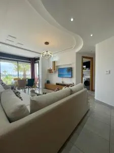 Seafront High Standard Apartment - Azla