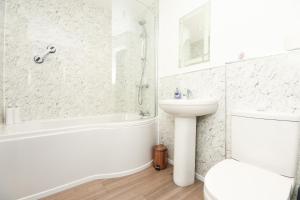 Morden house close to City centre & The Peaks