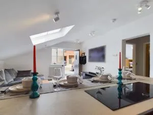 The Hideout King Bed/w TV Free Parking - Golden Valley