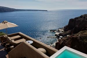 Master Suite Sea View with Heated Pool room in Old Castle Oia