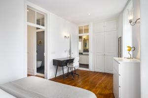 WHome Central 1-Bed w River Views great for D Nomads & R Workers