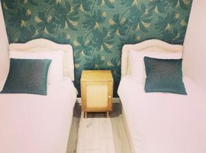 Brand new The Elegant Abode Apartment 2 Bedrooms, 1 Minute walk to shops restaurants cafe supermarket and high street