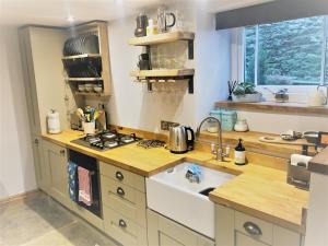 Weavers Cottage, Tideswell, sleeps 6, dog friendly