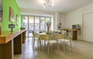 Amazing Home In Mascalucia With Wifi, Private Swimming Pool And 4 Bedrooms