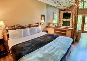 Winery Chateau Treehouse #12/ Oak Crest Cottages and Treehouse - 3hvězdičkové hotely ve městě Eureka Springs