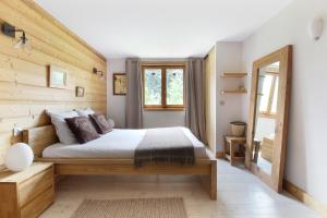 Appartements Chalet d'en Haut - Appt du Bas & Mazot - Grand Jardin Prive - Vues Chaine du Mont-Blanc : photos des chambres