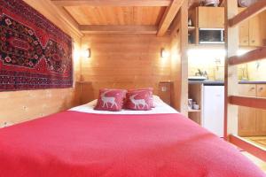 Appartements Chalet d'en Haut - Appt du Bas & Mazot - Grand Jardin Prive - Vues Chaine du Mont-Blanc : photos des chambres