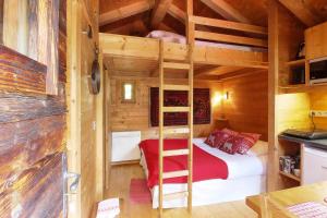 Appartements Chalet d'en Haut - Appt du Bas & Mazot - Grand Jardin Prive - Vues Chaine du Mont-Blanc : photos des chambres