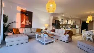 Swan Lake North Coast Luxurious Chalet with Garden - Zāwiyat al ‘Awwāmah