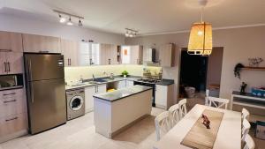 Swan Lake North Coast Luxurious Chalet with Garden