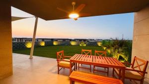 Swan Lake North Coast Luxurious Chalet with Garden