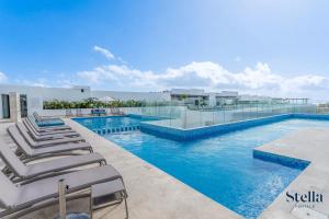 Ipana Condo, Rooftop Pools, Gym, Walk to Beach