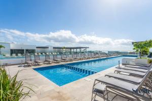 Ipana Condo, Rooftop Pools, Gym, Walk to Beach