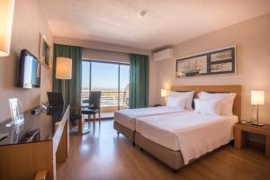 Twin Room with Sea View room in Vila Gale Marina