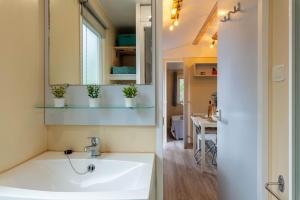 L Arbousier, mobil-home vue dégagée sur la mer