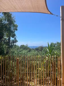 Le Cycas, mobil-home neuf avec sa vue dégagée sur les vignes et la mer