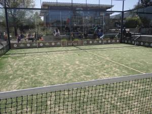 El Algarrobo Escondido Canchas de Pádel y Bosque Serrano