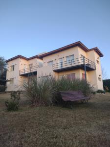 El Algarrobo Escondido Canchas de Pádel y Bosque Serrano