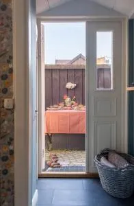 1700-talshus i två plan med egen innergård i Visby innerstad - Axelsro